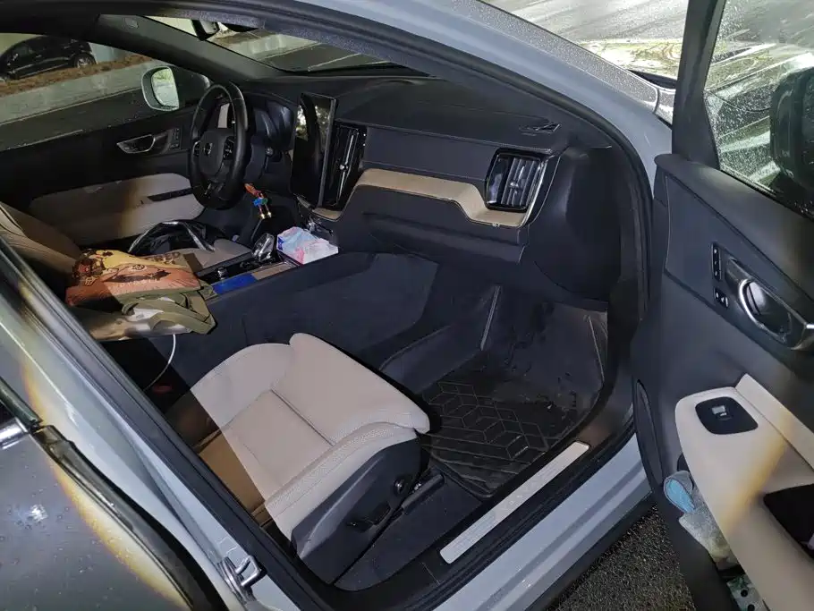 Volvo XC60 2026 B5 Luxury