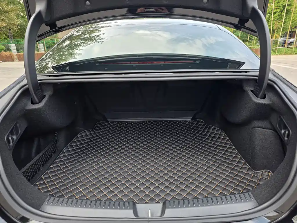 Mercedes-Benz E-Class — миниатюра 16