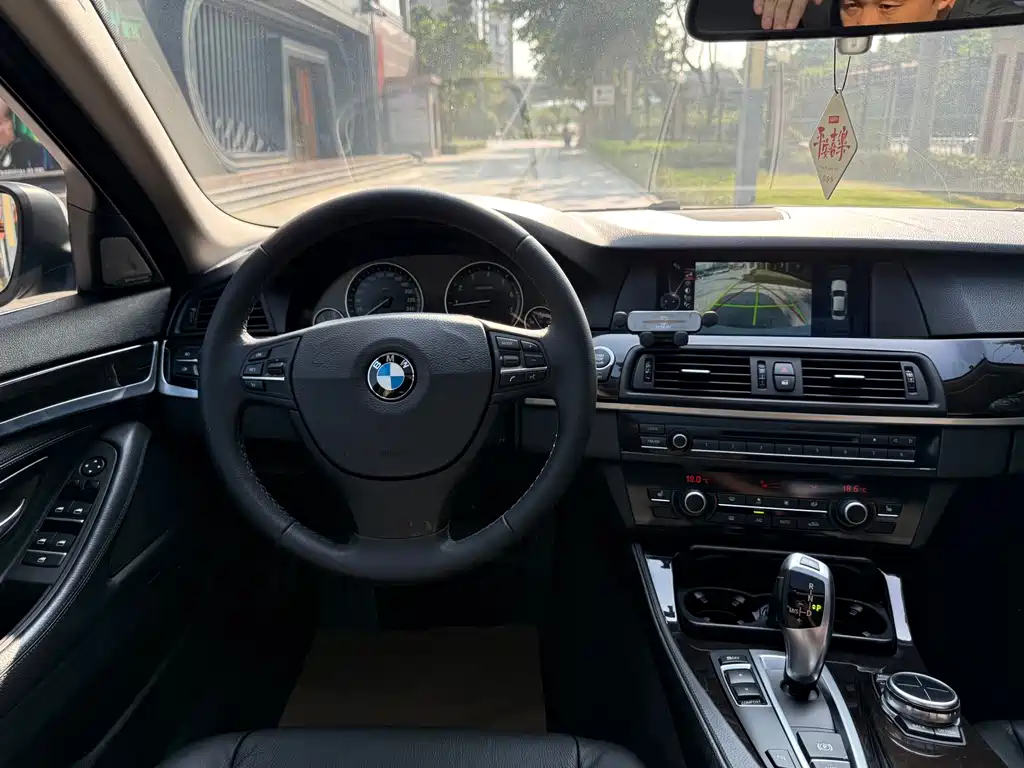 BMW 5 Series — миниатюра 24