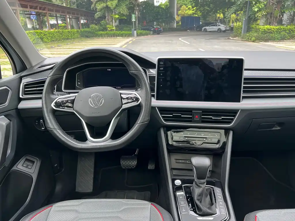 Volkswagen Tiguan L PHEV — миниатюра 10