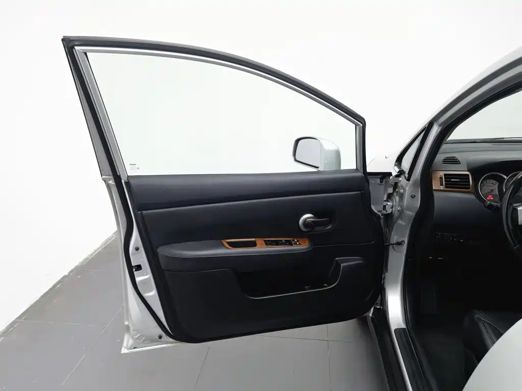 Nissan Tiida — миниатюра 8
