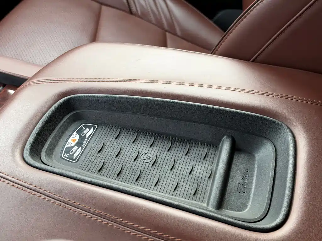 Cadillac Escalade — миниатюра 16