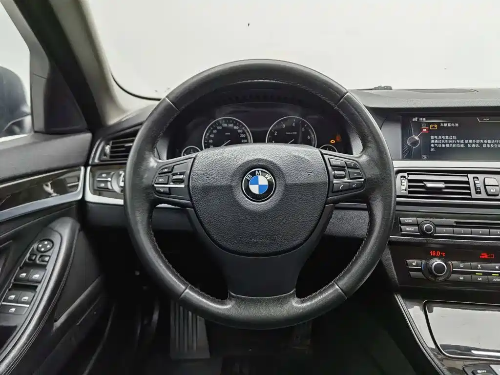 BMW 5 Series — миниатюра 11