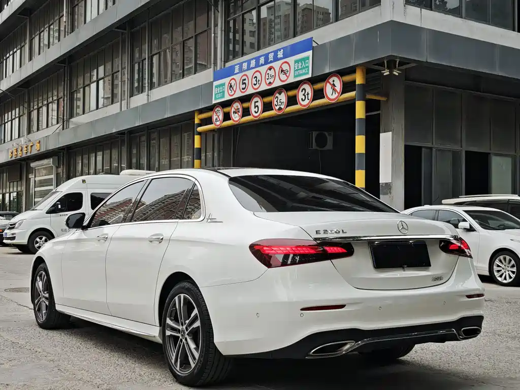 Mercedes-Benz E-Class — миниатюра 10