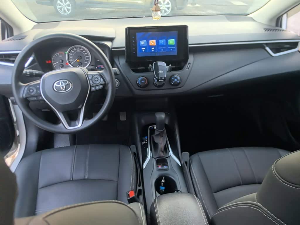 Toyota Corolla 1.2 л 2023 г. Белый, пробег 42800 км