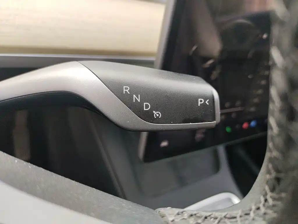 Tesla Model Y — миниатюра 15