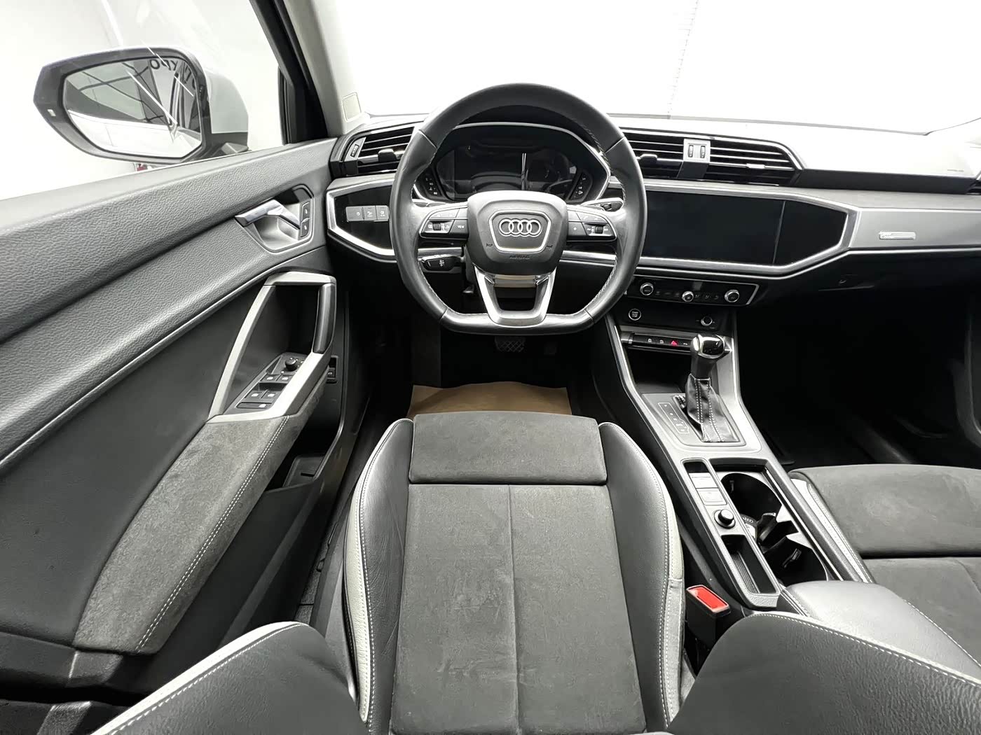 Audi Q3 1.4 л 2022 г. Белый, пробег 36000 км