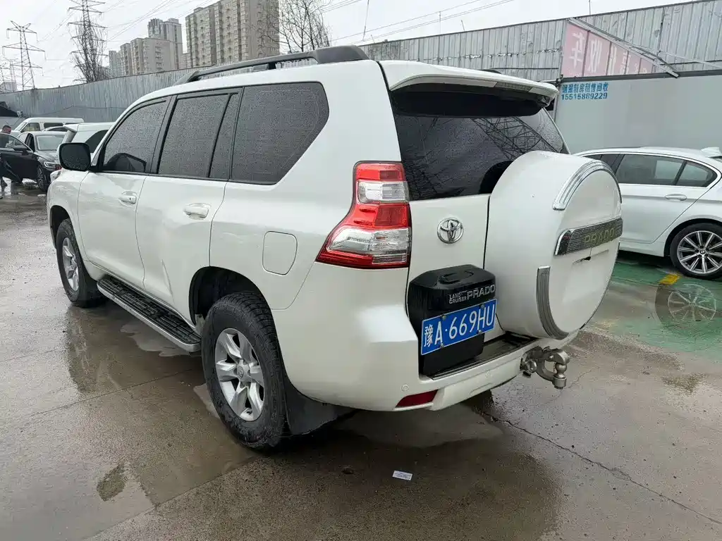 Toyota Land Cruiser Prado 2010 2.7L AT Standard