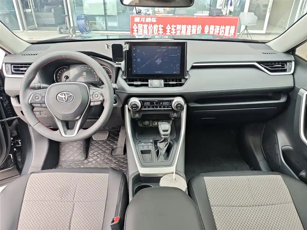 Toyota RAV4 — миниатюра 9