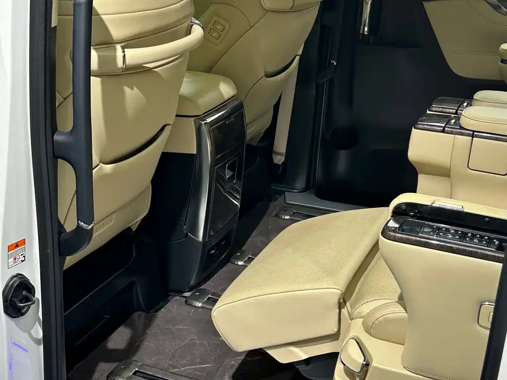 Toyota Alphard — миниатюра 20