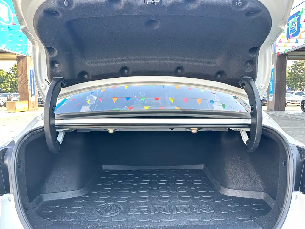 DONGFENG YI HYUN MAX