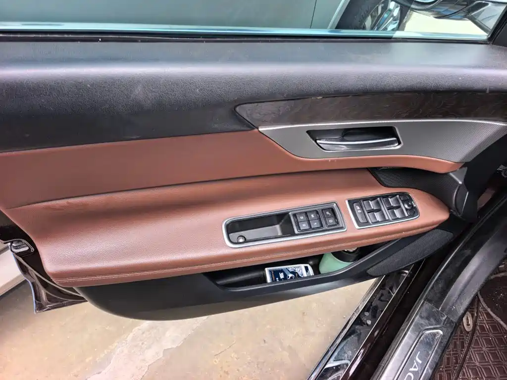 Jaguar XFL — миниатюра 7