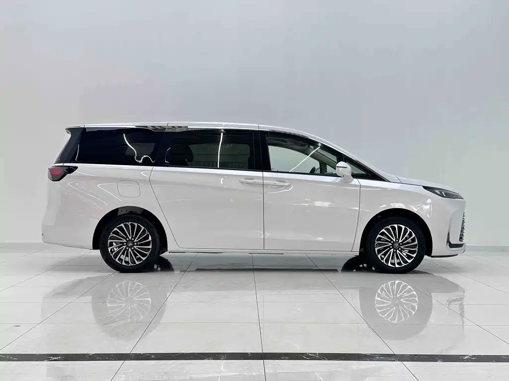 Buick GL8 Hybrid — миниатюра 5