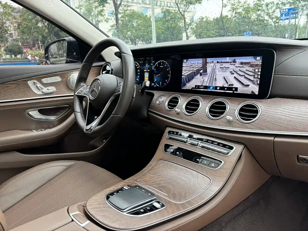 Mercedes-Benz E-Class — миниатюра 7