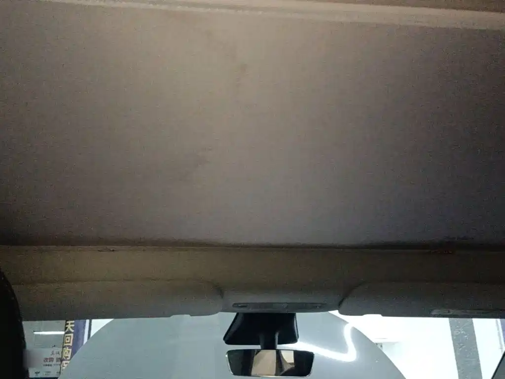 Tesla Model Y — миниатюра 18