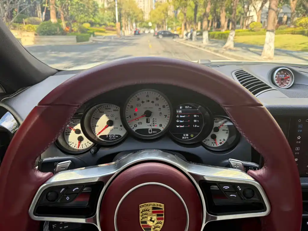 Porsche Cayenne — миниатюра 10