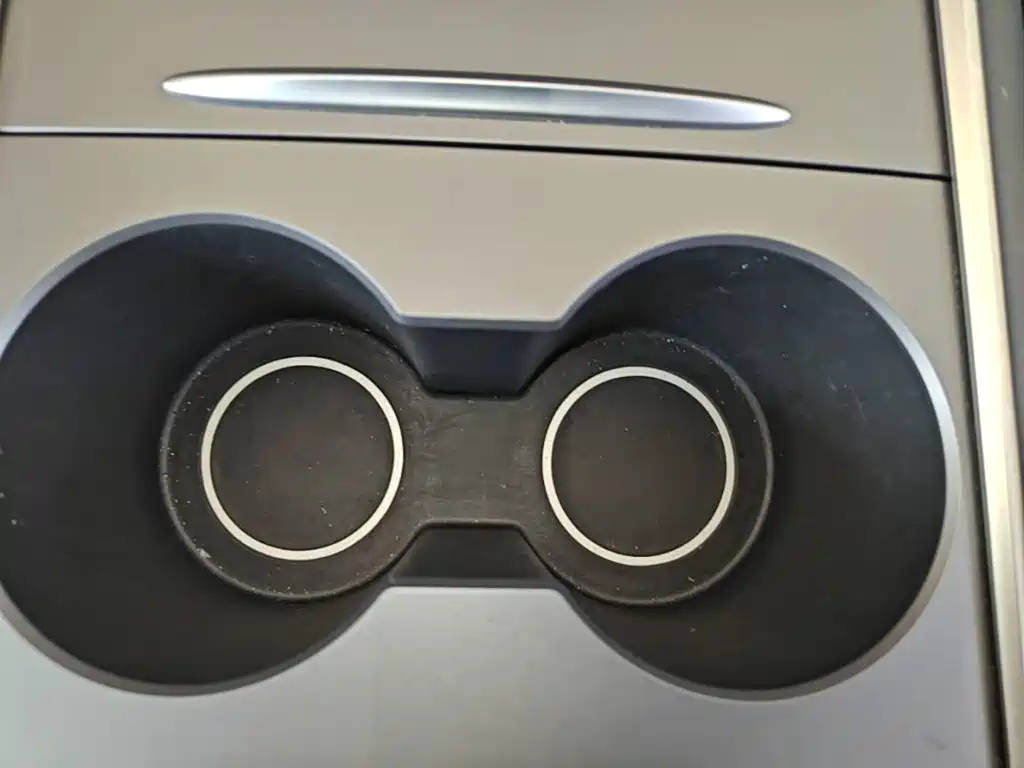 Tesla Model Y — миниатюра 9
