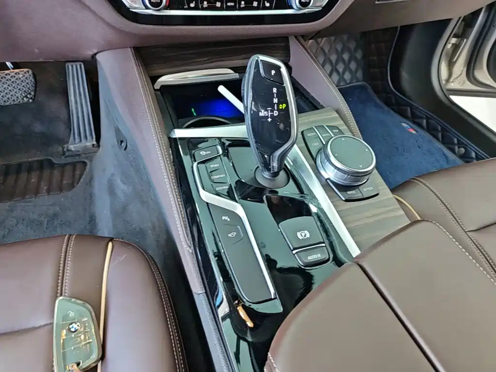 BMW 5 Series — миниатюра 14