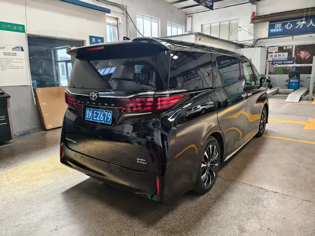 Toyota Alphard — миниатюра 4