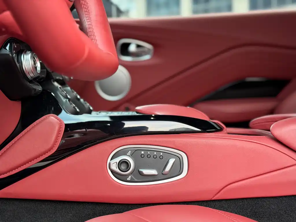 Aston Martin V8 Vantage — миниатюра 9