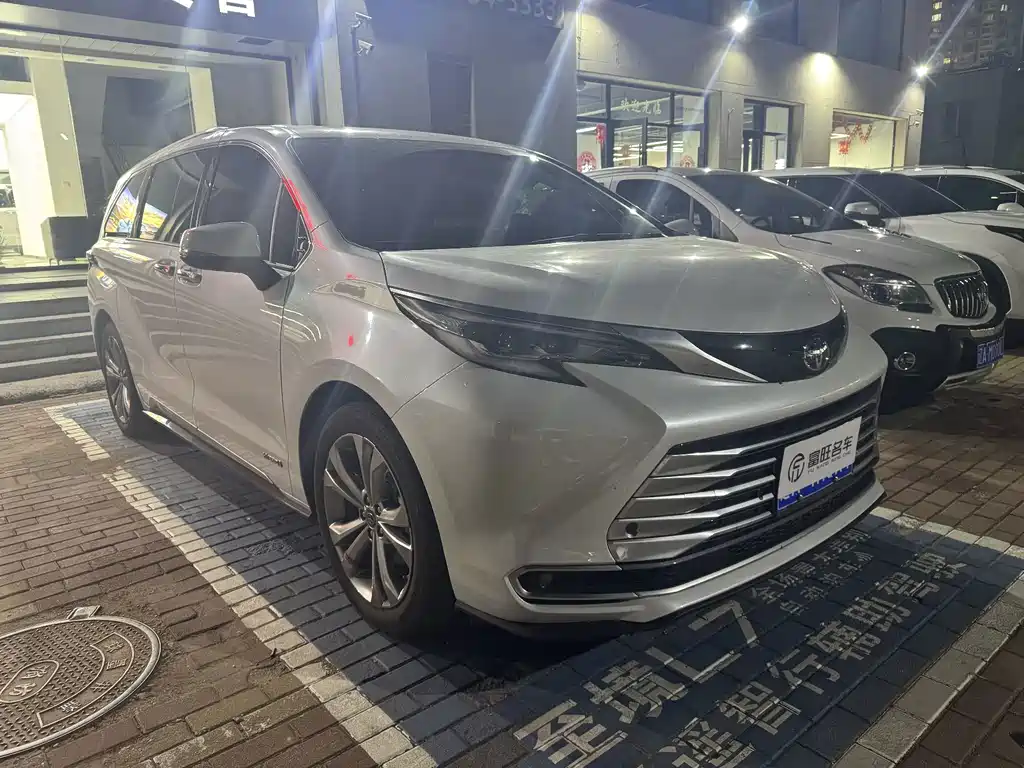 Toyota Sienna — миниатюра 2
