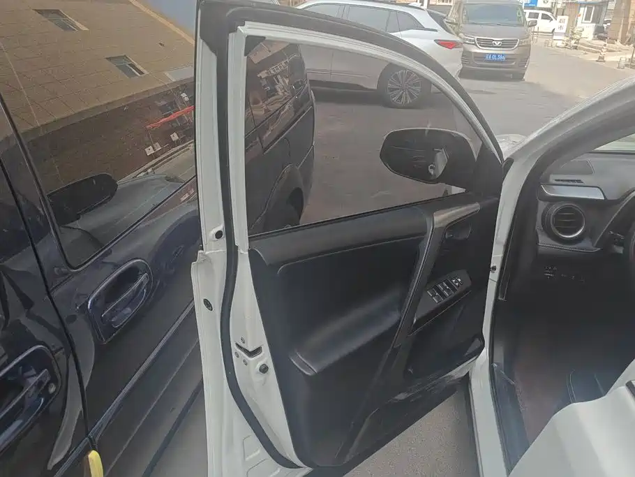 Toyota RAV4 — миниатюра 7