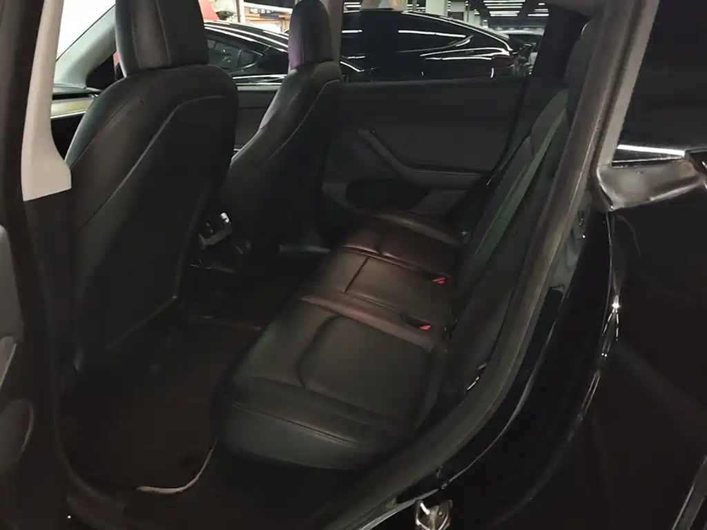 Tesla Model Y — миниатюра 17