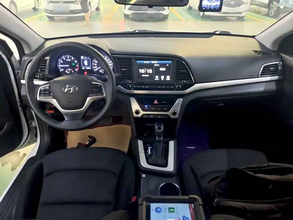 Hyundai Elantra — миниатюра 10