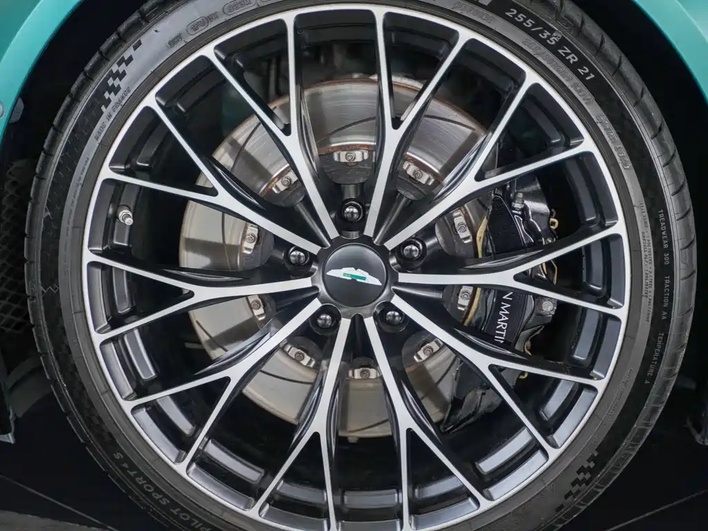 Aston Martin V8 Vantage — миниатюра 21