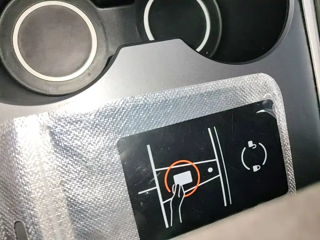 Tesla Model Y — миниатюра 9