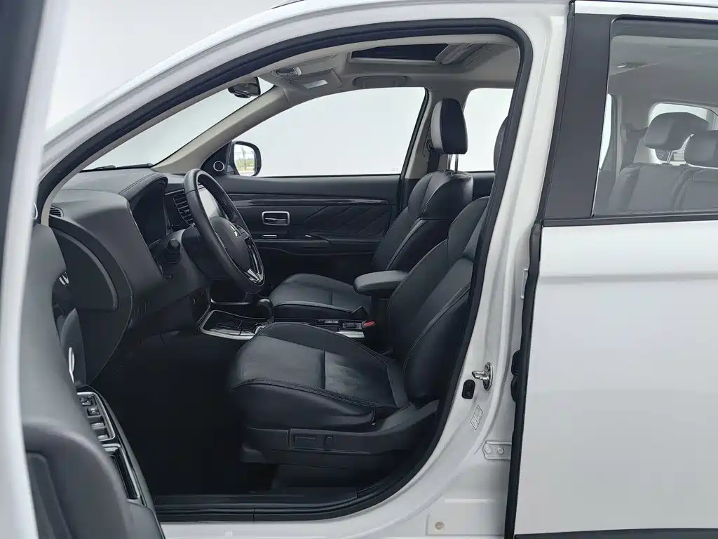 Mitsubishi Outlander — миниатюра 10