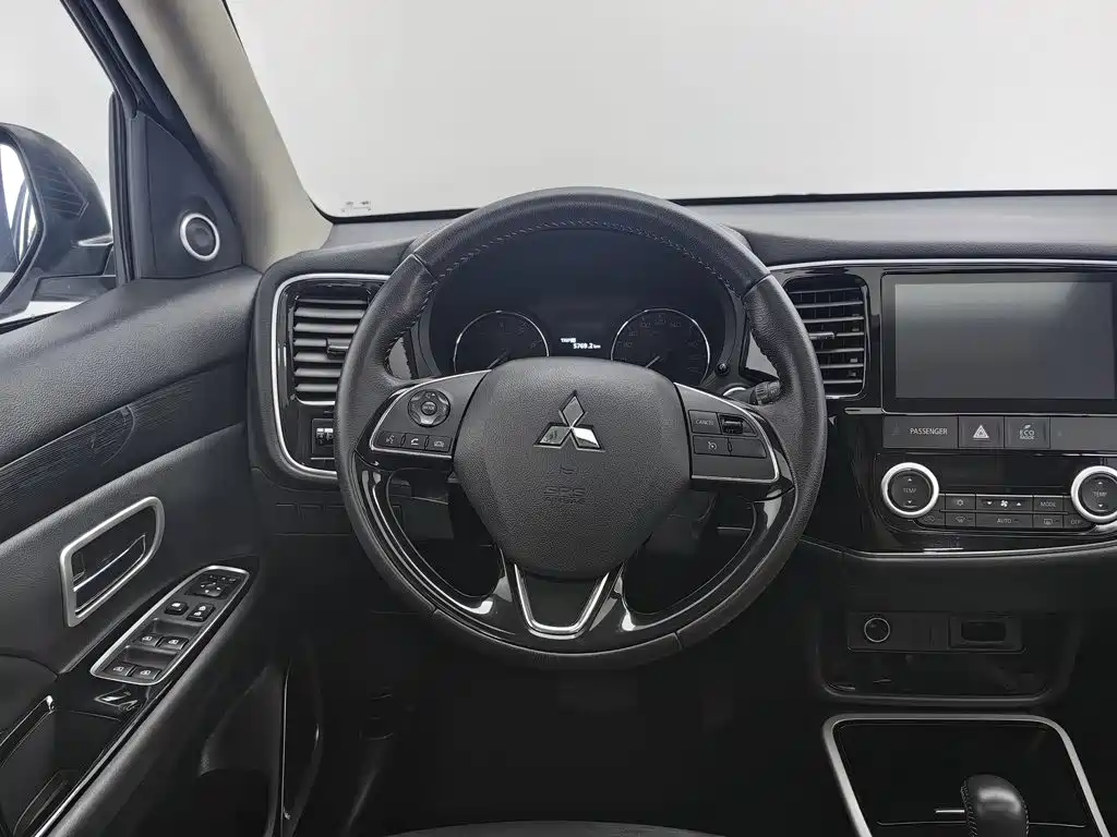 Mitsubishi Outlander — миниатюра 11