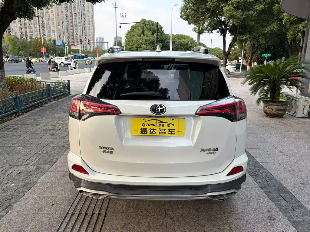 Toyota RAV4 — миниатюра 9