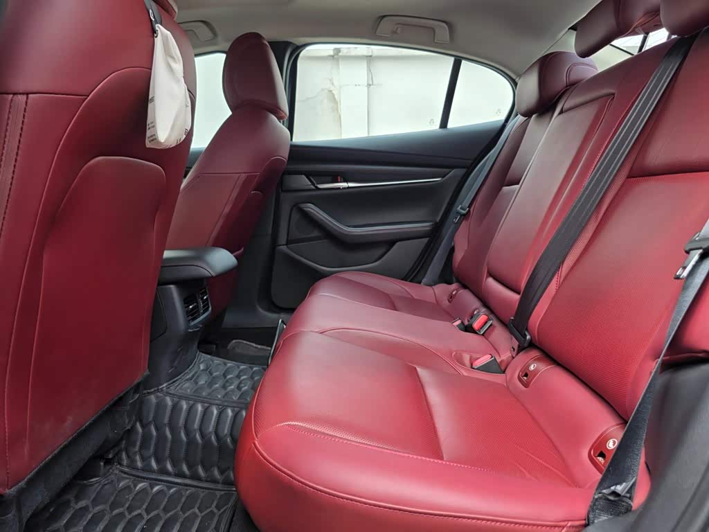 Mazda Mazda3 Axela 2.0 л 2023 г. Серебристо-серый, пробег 6300 км