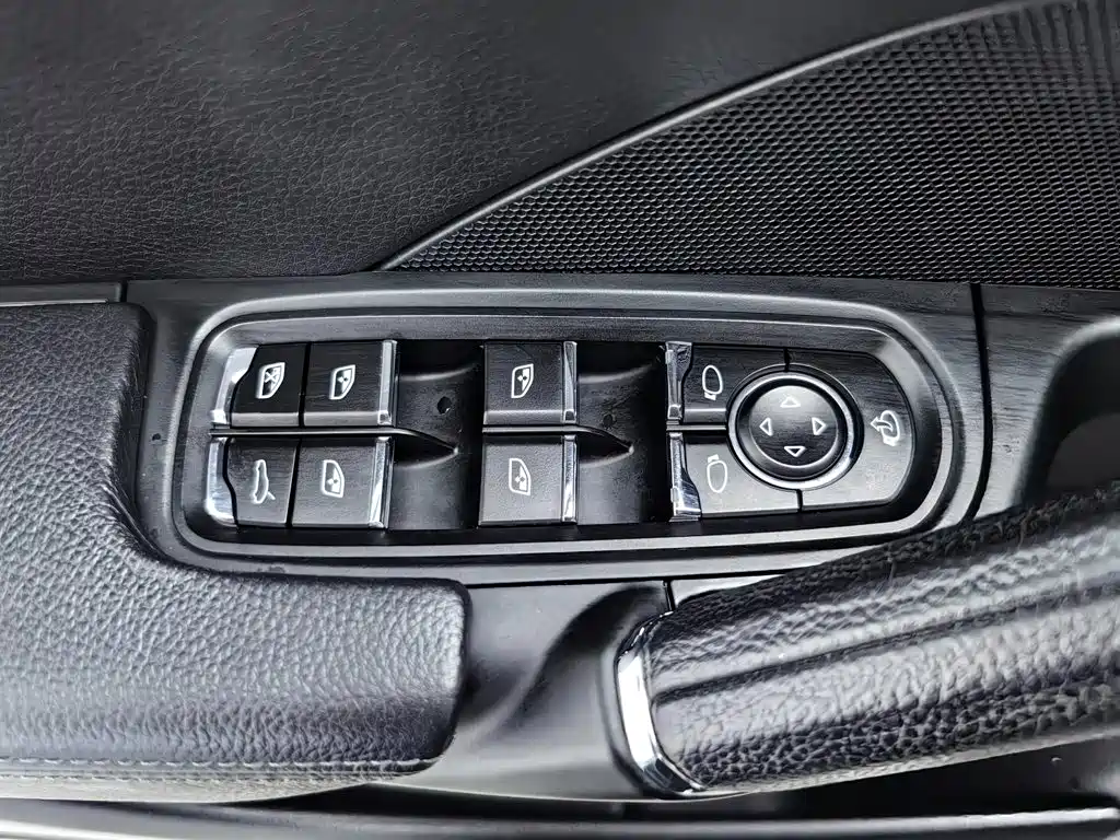 Porsche Cayenne — миниатюра 7