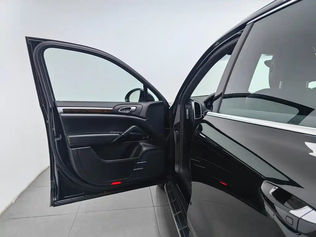 Porsche Cayenne — миниатюра 15