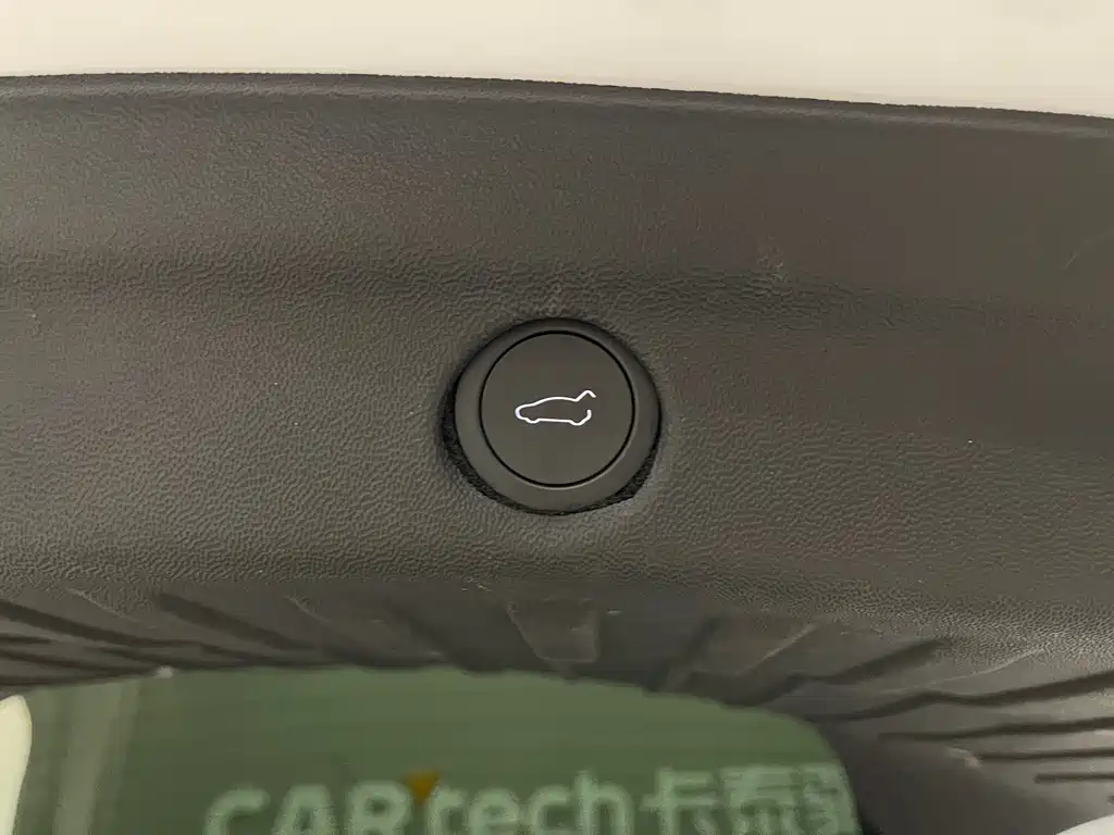 Tesla Model Y — миниатюра 19