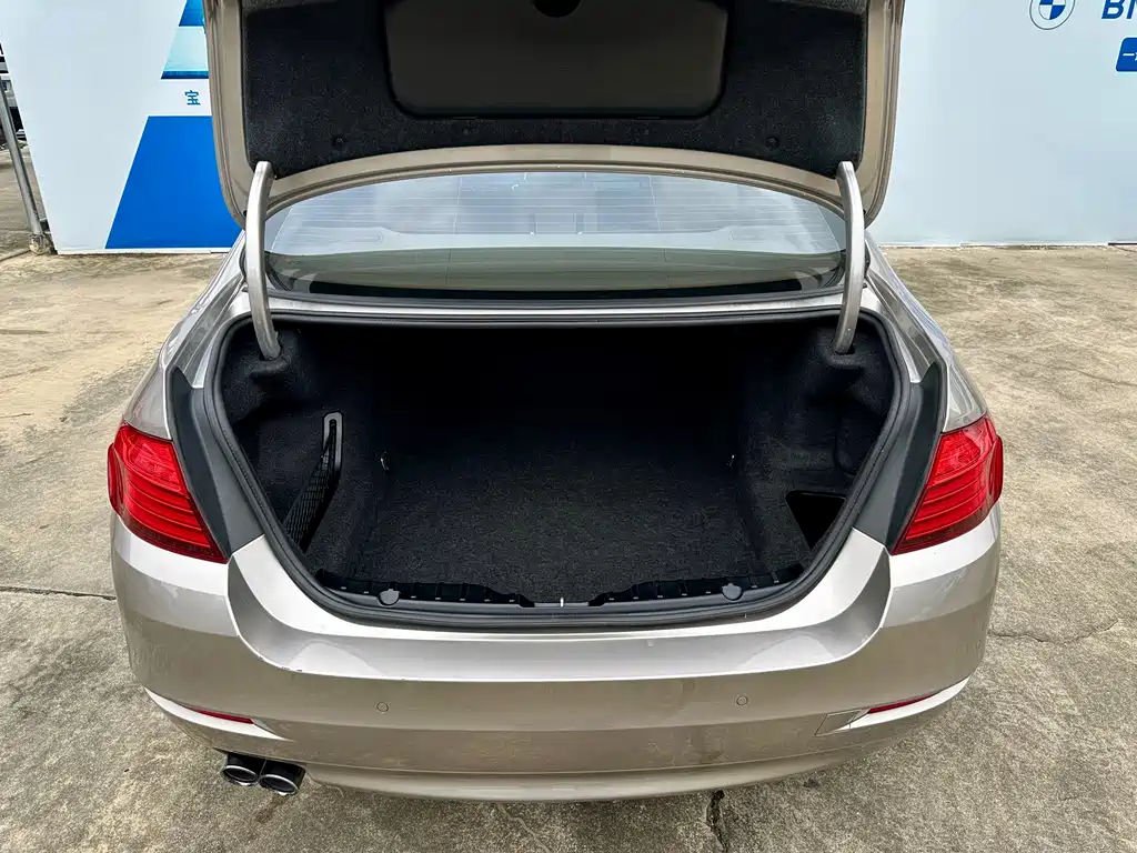 BMW 5 Series — миниатюра 10
