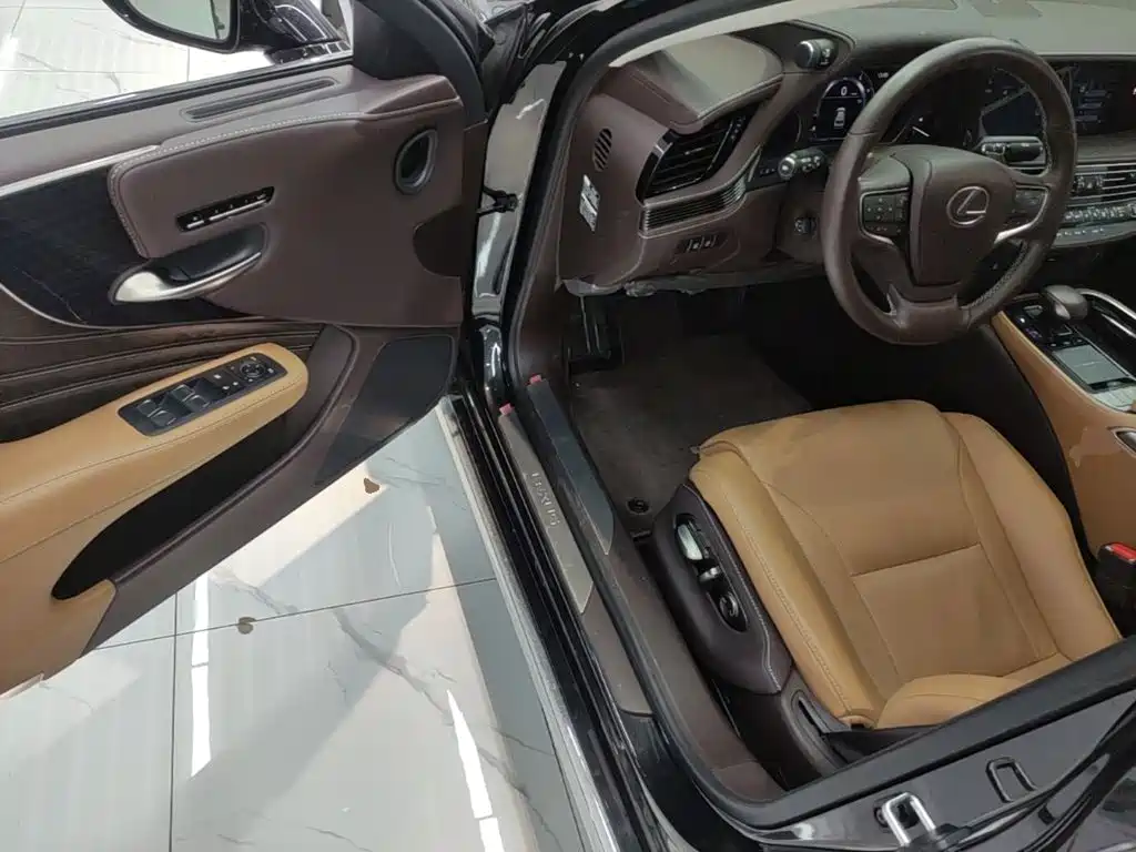 Lexus LS — миниатюра 16
