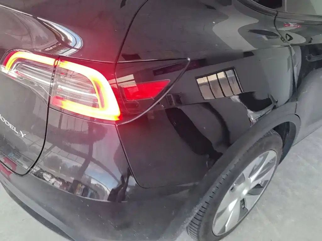 Tesla Model Y — миниатюра 8