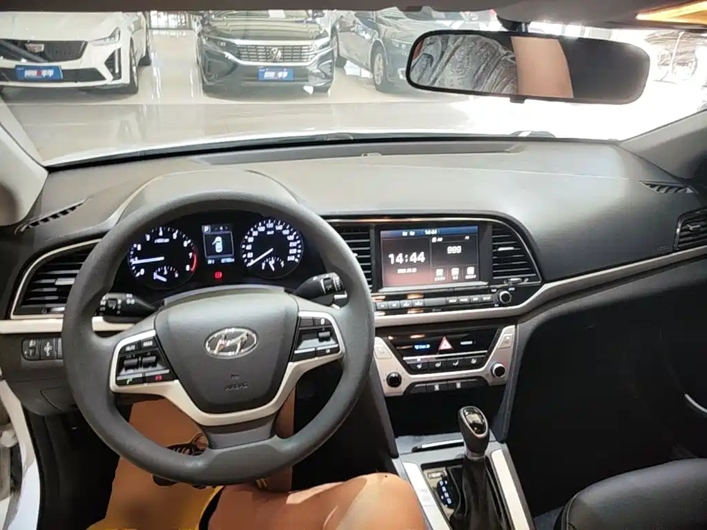 Hyundai Elantra — миниатюра 10