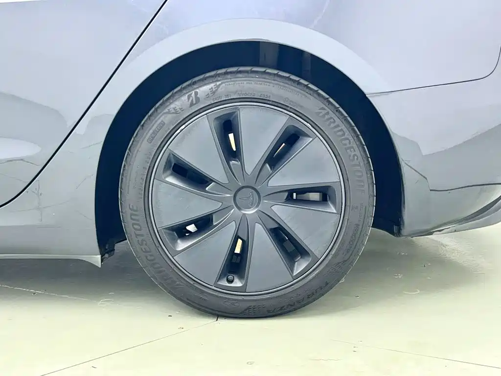 Tesla Model 3 — миниатюра 5