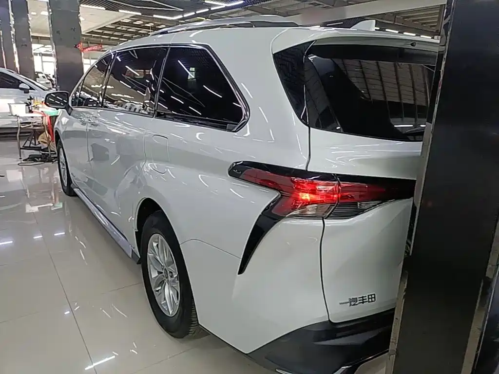 Toyota Granvia — миниатюра 5