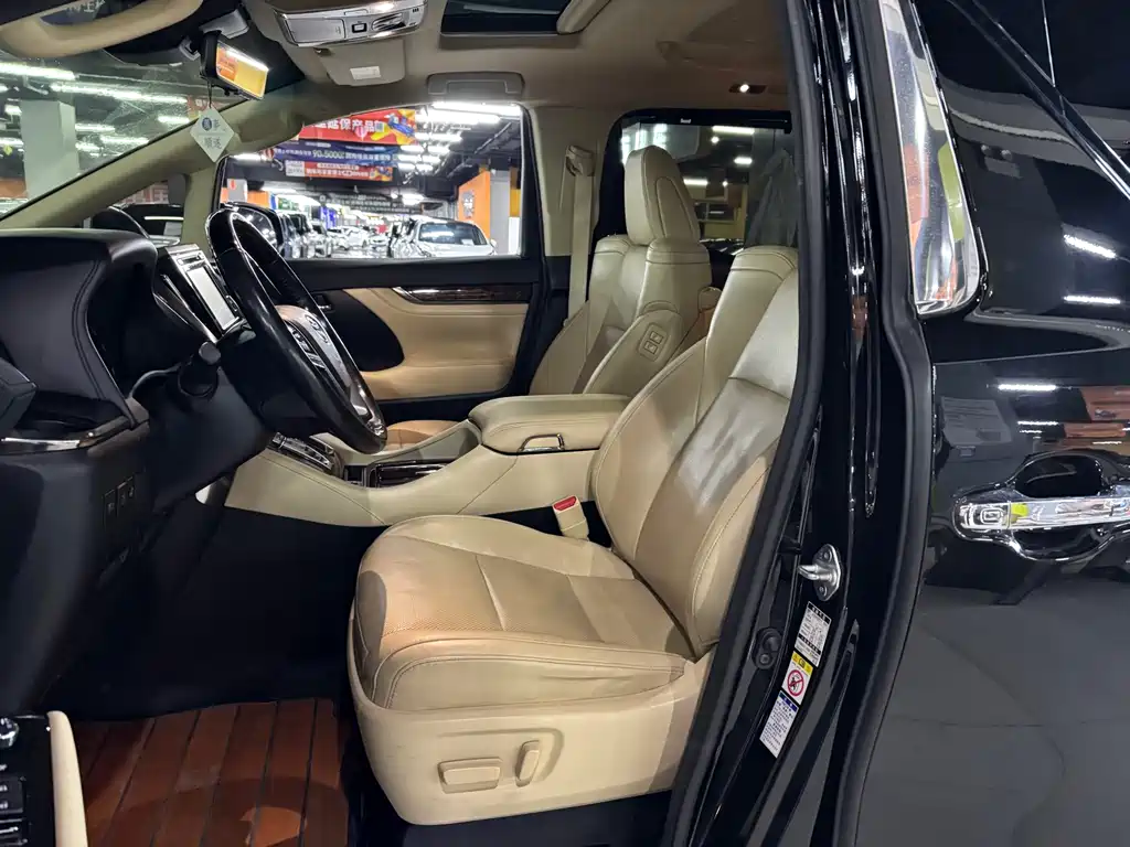 Toyota Alphard — миниатюра 4