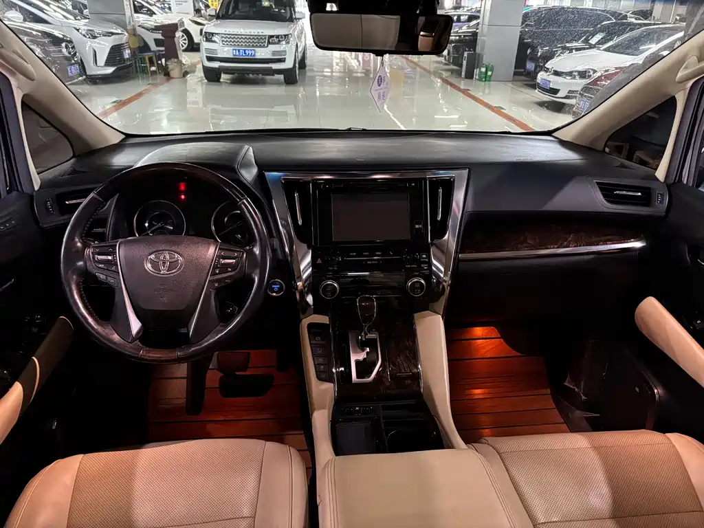 Toyota Alphard — миниатюра 6