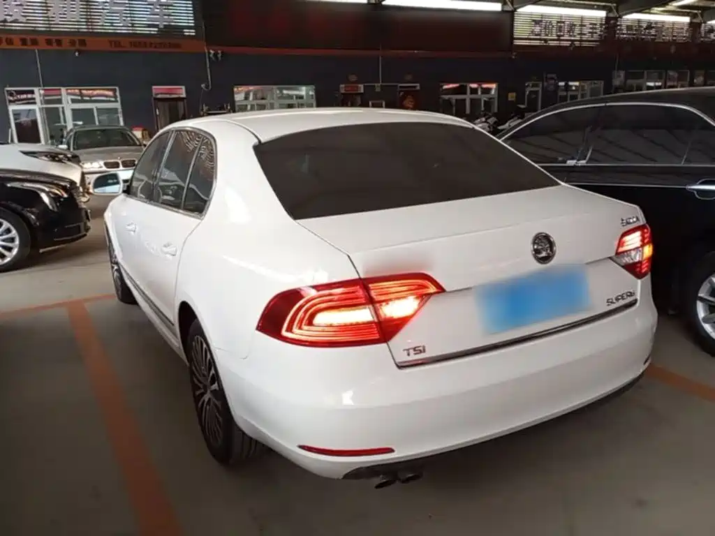 Skoda Superb — миниатюра 5