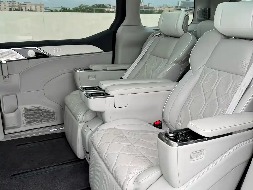 Volvo EM90 2025 Ultra мест