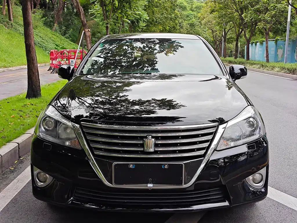 Toyota Crown — миниатюра 2