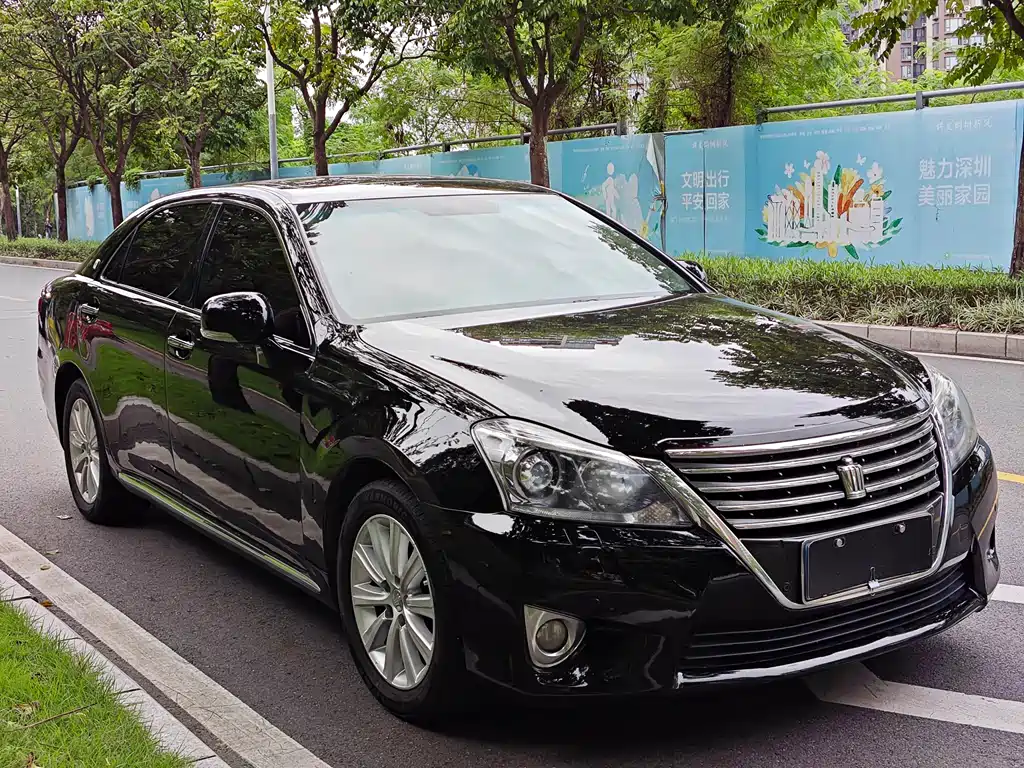Toyota Crown — миниатюра 3