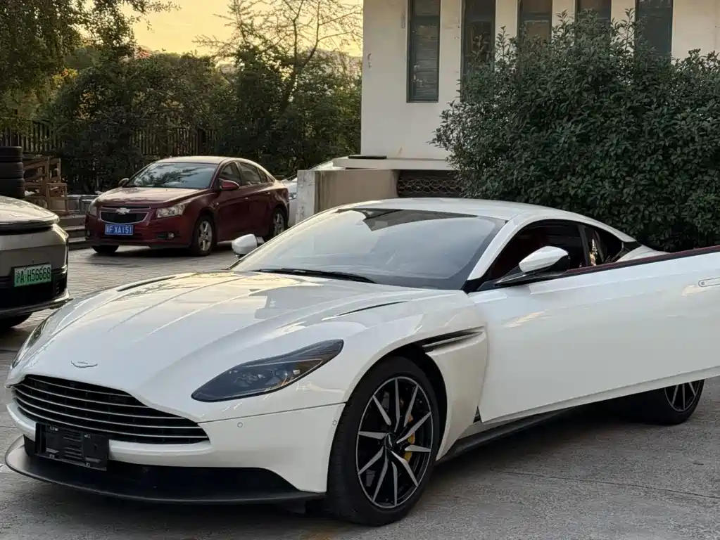 Aston Martin DB11 4.0T V8 Coupe, фото 3